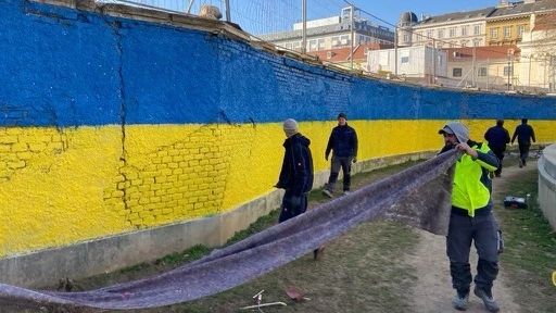 Schwarzenberg pomaloval zeď paláce ukrajinskými barvami